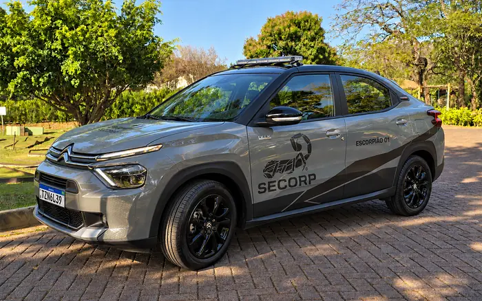 Viatura SECORP Escorpião 01, SUV cinza com faixa verde-oliva e logotipo do escorpião