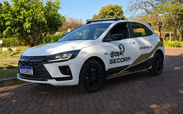 Viatura SECORP Escorpião 12, hatch branco com faixa verde-oliva e preta